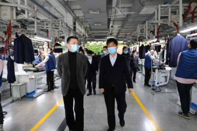 勇于变革创一流，担当奋进攀高峰——汤飞帆调研创新载体服装设计